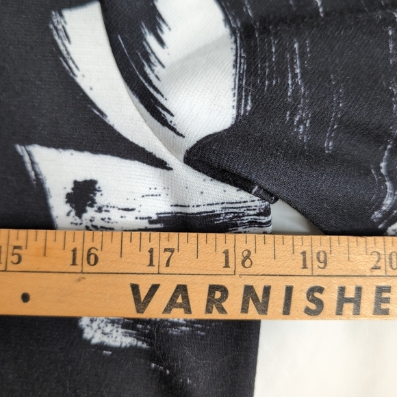 NWOT NATORI Abstract V neck Tunic with Faux Leather Trim, Size XS - Picture 4 of 7